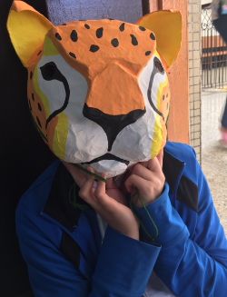 Niño con máscara de tigre