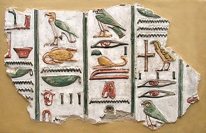 TRozo de mural con jerogrifícos egipcios.